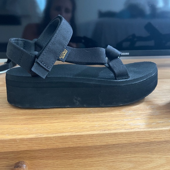 Black Teva Flatform Universal Sandals 🖤 - Picture 11 of 15